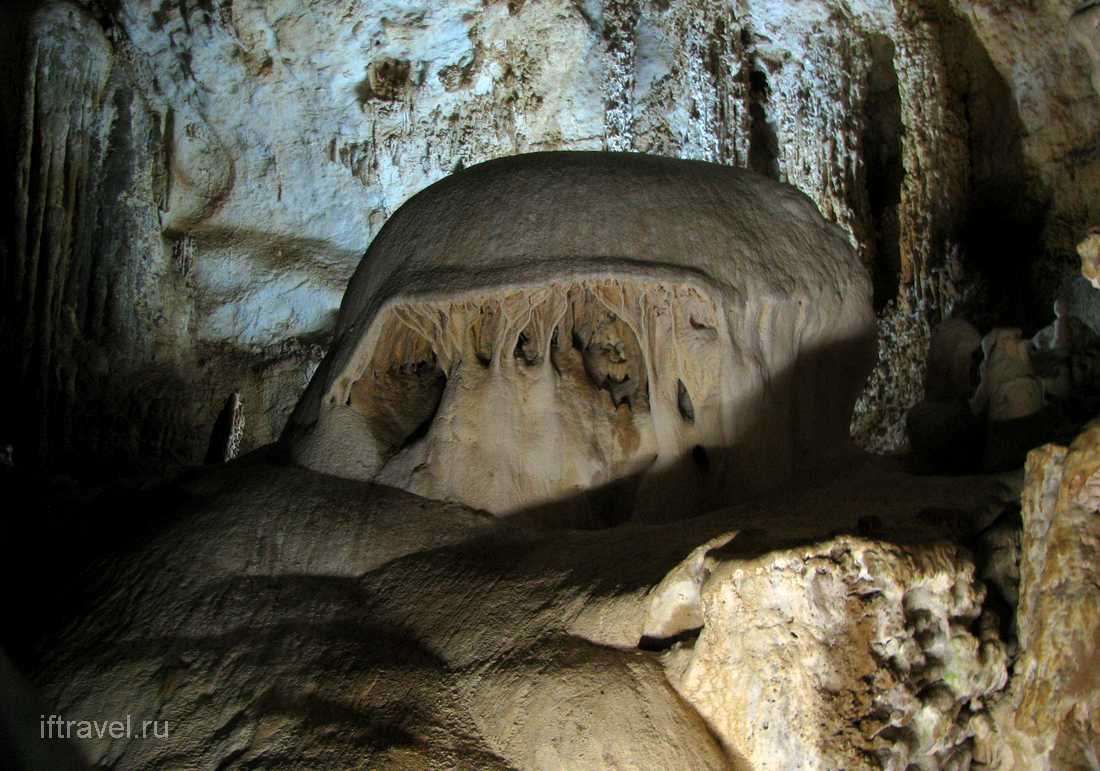 В пещере Эмине-Баир-Хосар (Мамонтовой)