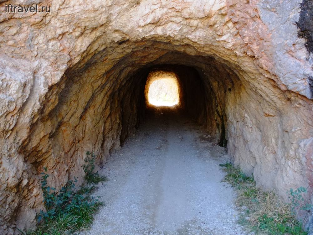 Тоннель по дороге к Аянскому источнику